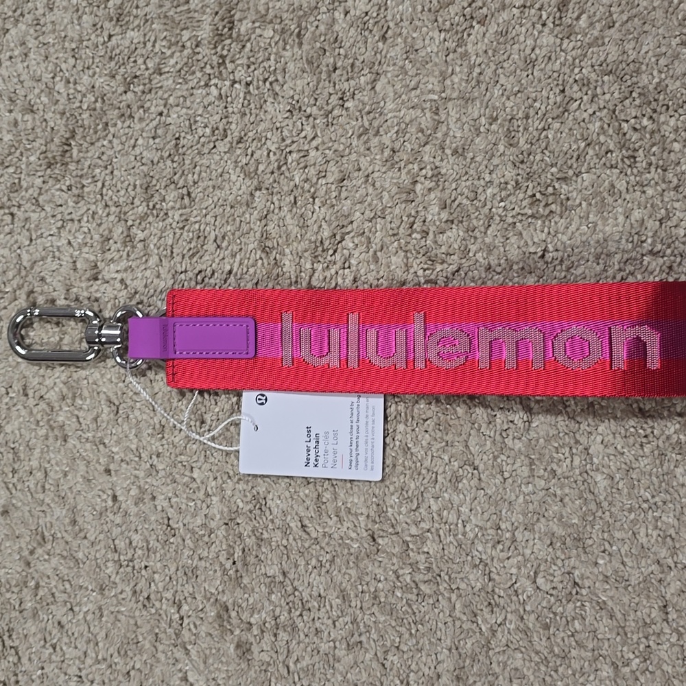 NWT Lululemon Never Lost Keychain - Picture 2 of 4